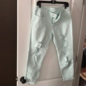 Women’s ripped capris